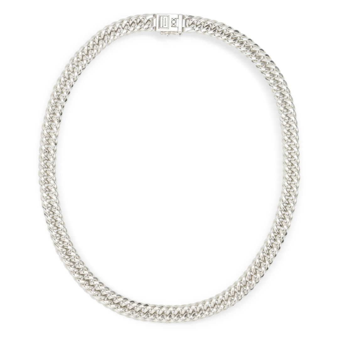 De Chain XS Ketting ontleent zijn inspiratie aan de iconische Chain-vlechttechniek. Met vakmanschap is elke schakel met de hand vervaardigd, wat resulteert in een gedurfde en verfijnde uitstraling. De diepere tinten in het gerecyclede zilver, bereikt door oxidatie, voegen de karakteristieke Buddha to Buddha touch toe aan de ketting. Omarm je unieke stijl met dit sieraad, ontworpen om individualiteit te belichamen en een krachtig statement te maken. Ontworpen in Amsterdam en duurzaam geproduceerd in Zuidoost-Azië. Ben jij klaar om het leven te vieren door jezelf of iemand anders te verwennen met dit krachtige sieraad?